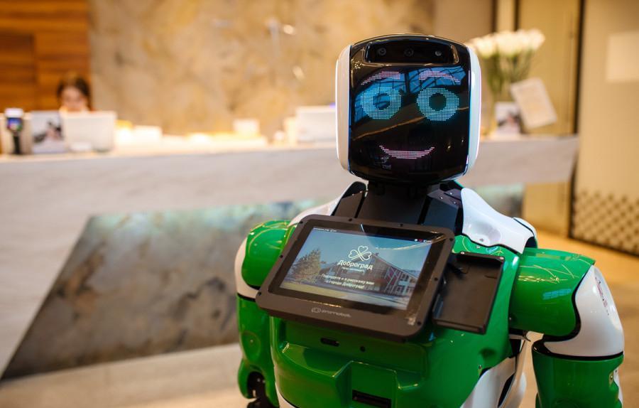 Первый в России робот-администратор встречает гостей в отеле Доброграда