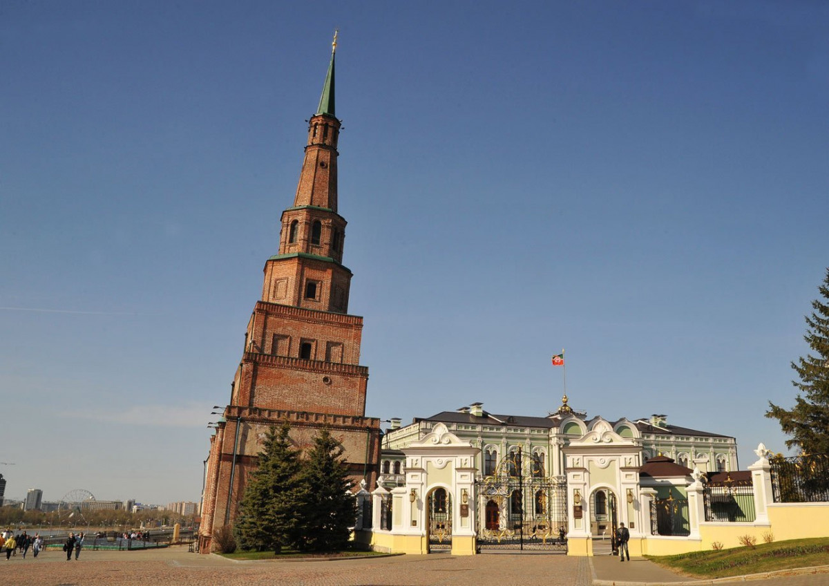 «Падающая» башня Сююмбике в Казани